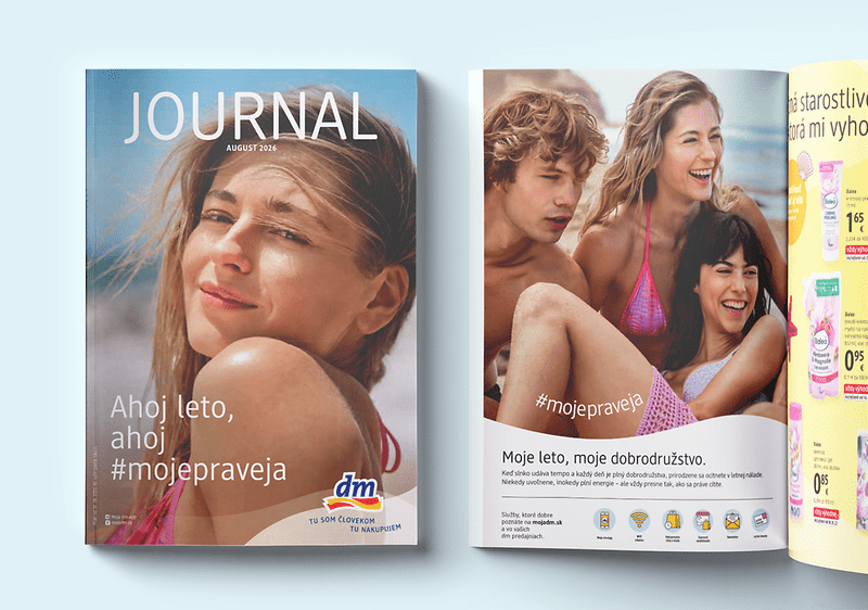 Reklamný leták v predajni drogérie zobrazujúci produkt a text o výhodných cenách