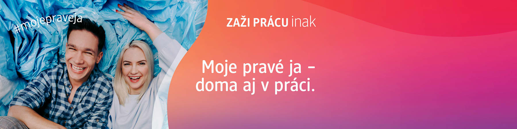 Dvaja usmievajúci sa ľudia sediaci vedľa seba s nápisom Moje pravé ja doma aj v práci