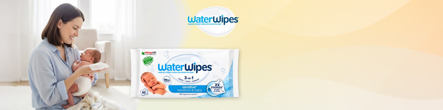 Matka držiaca novorodenca a balenie vlhčených obrúskov WaterWipes na žltom pozadí