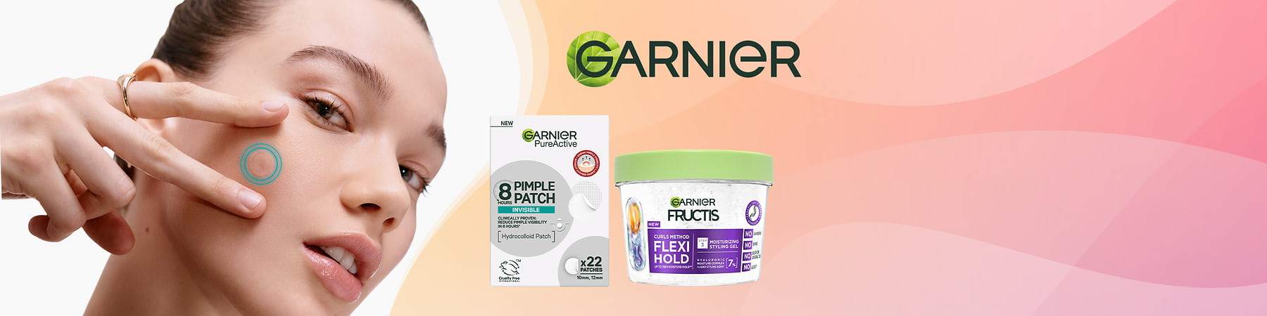 Žena aplikuje náplasť na pleť vedľa balení Garnier pimple patch a Garnier Fructis vlasový gél