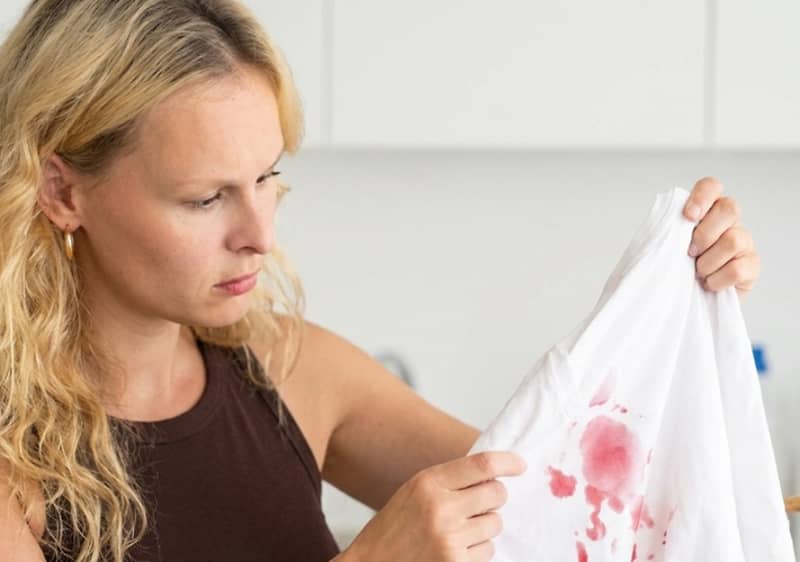 žena s tričkom od fľakov. Obrázok vytvorený pomocou AI