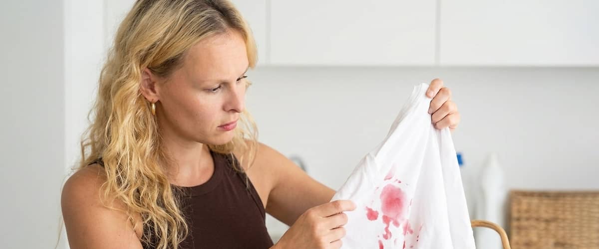 žena s tričkom od fľakov. Obrázok vytvorený pomocou AI