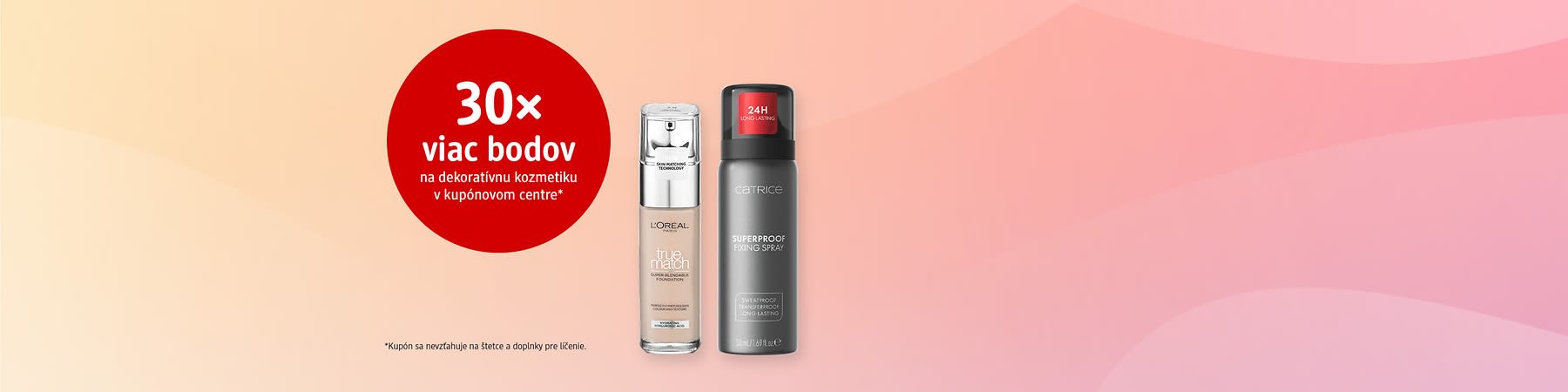 Vľavo červený kruh s bielym textom „30× viac bodov na dekoratívnu kozmetiku v kupónovom centre“, vpravo stojí fľaštička L’Oréal True Match make-up v béžovom odtieni a vedľa čierne tube Catrice Eye Blusher Liquid Eyeshadow s ružovo-béžovým odtieňom, v ľavom dolnom rohu malý text o vylúčení štetcov a doplnkov