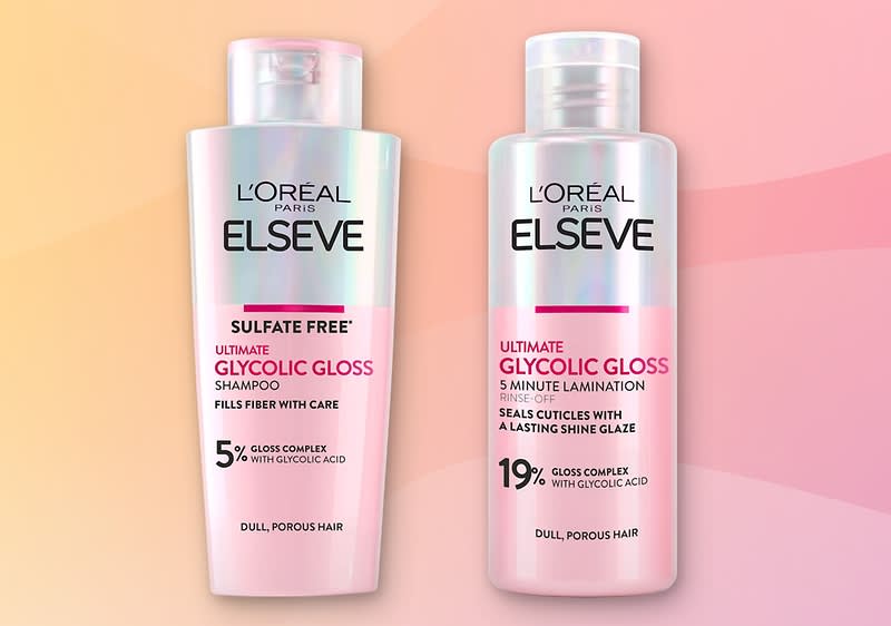 Dve ružovo-perleťové fľaštičky L'Oréal Paris ELSEVE z produktovej rady Ultimate Glycolic Gloss; vľavo šampón s nápisom „SULFATE FREE* ULTIMATE GLYCOLIC GLOSS SHAMPOO FILLS FIBER WITH CARE 5% GLOSS COMPLEX WITH GLYCOLIC ACID DULL, POROUS HAIR“, vpravo ošetrenie „ULTIMATE GLYCOLIC GLOSS 5 MINUTE LAMINATION RINSE-OFF SEALS CUTICLES WITH A LASTING SHINE GLAZE 19% GLOSS COMPLEX WITH GLYCOLIC ACID DULL, POROUS HAIR“ na jemnom ružovo-oranžovom pozadí