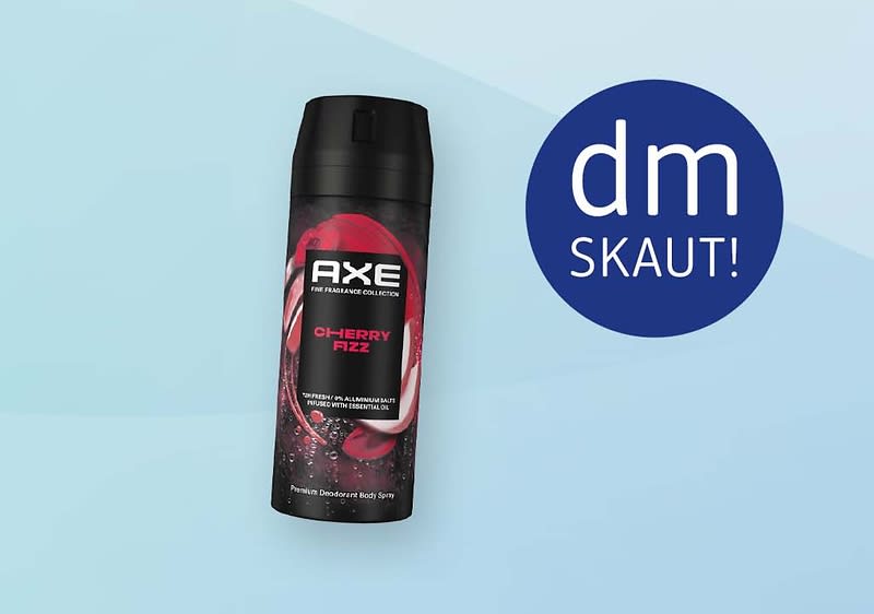Čierny hliníkový sprej AXE Cherry Fizz deodorant body spray s ružovo-červeným grafickým motívom a nápisom „AXE“ a „CHERRY FIZZ“ vedľa modrého kruhového loga s bielym textom „dm SKAUT!“