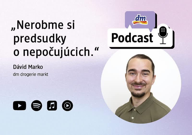 Citát „Nerobme si predsudky o nepočujúcich“ s menom Dávid Marko a označením dm drogerie markt, vpravo kruhová fotografia usmiateho muža s tmavými vlasmi v copíku a zelenou košeľou, hore nápis Podcast s logom dm a ikonou mikrofónu, dole ikony prehrávačov (YouTube, Spotify, hudba, prehrávač)