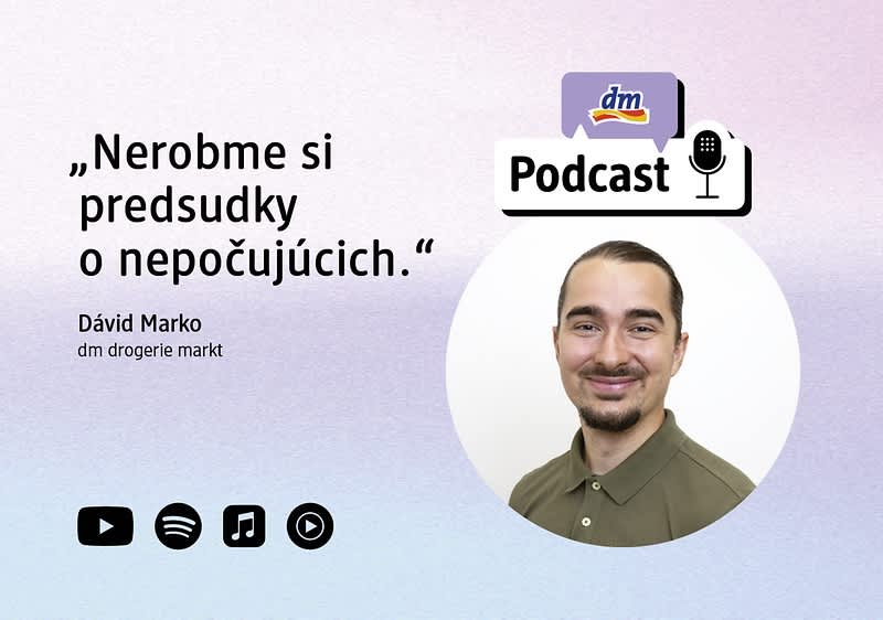 Citát „Nerobme si predsudky o nepočujúcich“ vľavo, pod ním meno Dávid Marko a „dm drogerie markt“, vpravo kruhová fotografia usmiateho muža s tmavými vlasmi v dlhom copíku a zelenou košeľou, nad fotkou ikona „dm Podcast“ s mikrofónom a pod textom štyri ikony prehrávania (YouTube, Spotify, hudba, podcast)