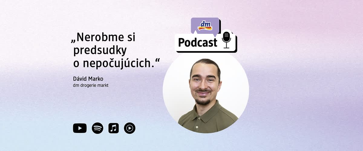 Citát „Nerobme si predsudky o nepočujúcich“ vľavo, pod ním meno Dávid Marko a „dm drogerie markt“, vpravo kruhová fotografia usmiateho muža s tmavými vlasmi v dlhom copíku a zelenou košeľou, nad fotkou ikona „dm Podcast“ s mikrofónom a pod textom štyri ikony prehrávania (YouTube, Spotify, hudba, podcast)