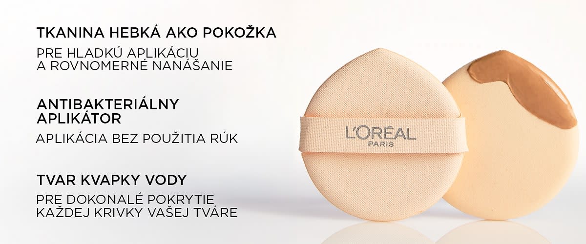 Dve okrúhle make‑up hubky béžovej farby, predná s textilným pásikom s nápisom „L'ORÉAL PARIS“, zadná s kvapkou tekutého make‑upu na okraji