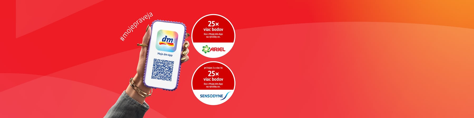 Ruka so zlatými nechtami a náramkami drží mobil s otvorenou aplikáciou dm a QR kódom, vedľa dve červené krúžky s textom „25× viac bodov iba v Mojej dm-App“ nad logom Ariel v hornom krúžku a „pri kúpe 2 a viac ks 25× viac bodov iba v Mojej dm-App“ nad logom Sensodyne v dolnom krúžku, pozadie červenooranžové, v ľavom hornom rohu hashtag #mojepraveja