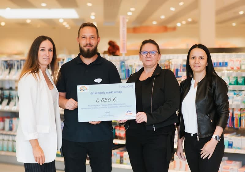 odovzdanie symbolického šeku v hodnote 6850€ pri otvorení predajne