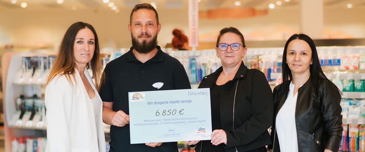 odovzdanie symbolického šeku v hodnote 6850€ pri otvorení predajne