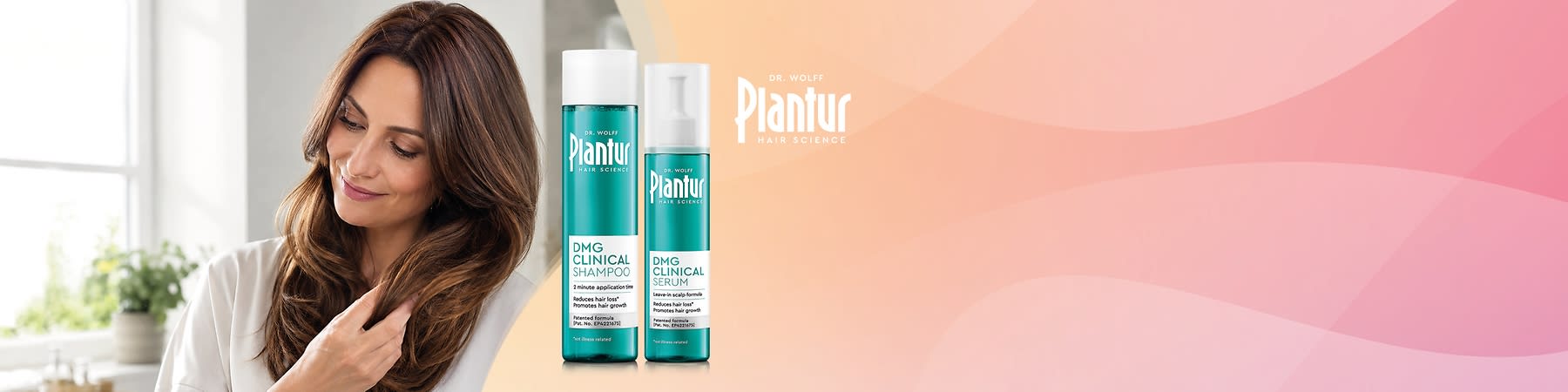 Usmievavá dospelá žena s dlhými vlnitými vlasmi vedľa dvoch tyrkysovo-bielych fliaš vlasovej kozmetiky Plantur s textami „DMG CLINICAL SHAMPOO“ a „DMG CLINICAL SERUM“ a nápisom „Plantur Hair Science“.