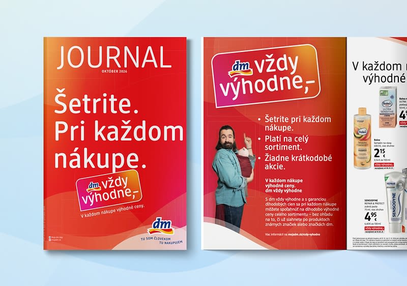 Reklamný leták v predajni drogérie zobrazujúci produkt a text o výhodných cenách