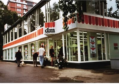 Druhá predajňa dm drogerie Markt v Bratislave v roku 1996.
