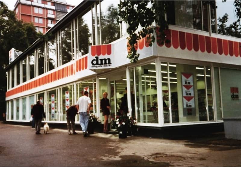 Druhá predajňa dm drogerie Markt v Bratislave v roku 1996.