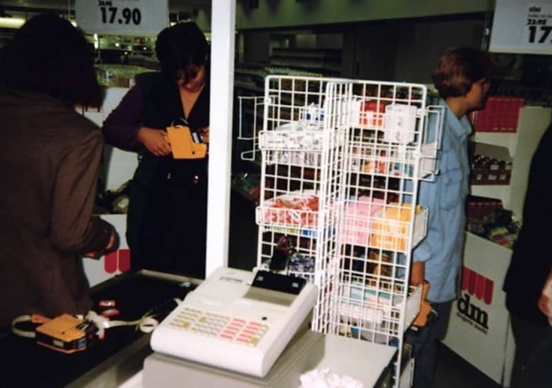 Pohľad na pôvodnú predajňu dm drogerie markt v roku 1998.