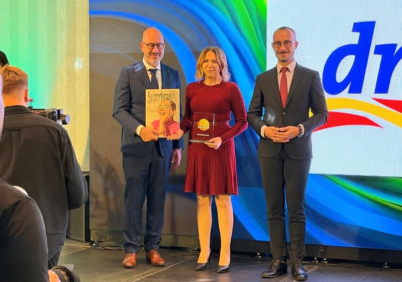 Preberanie ceny Superbrands Natáliou Frankovou, skupinová vedúca marketingu dm drogerie markt