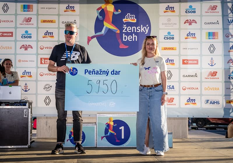 Riaditeľ dm ženského behu Peter Pukalovič s Jankou Poláčkovou, prokuristkou dm drogerie markt pri prevzatí šeku na 5950 eur, ktoré sa použili na výstavbu dm športovej zóny v Trenčíne.