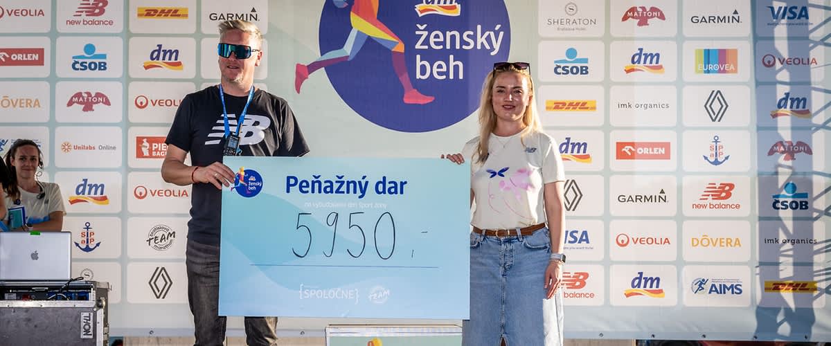 Riaditeľ dm ženského behu Peter Pukalovič s Jankou Poláčkovou, prokuristkou dm drogerie markt pri prevzatí šeku na 5950 eur, ktoré sa použili na výstavbu dm športovej zóny v Trenčíne.