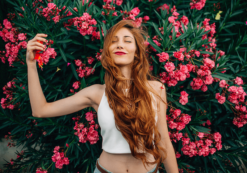 Žena medzi kvetinami.