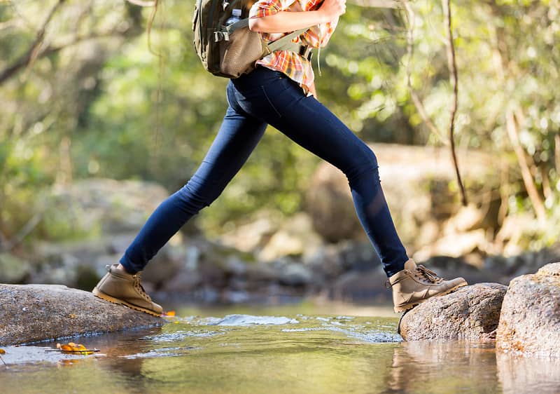 Žena v turistických topánkach.
