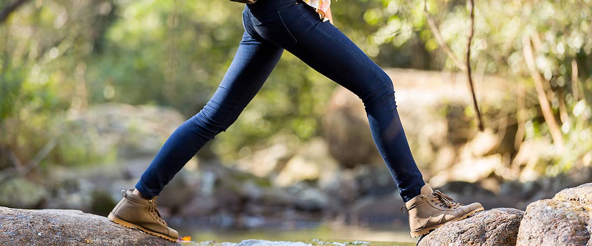 Žena v turistických topánkach.