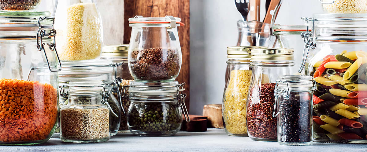 Uskladnené potraviny v špajzi.