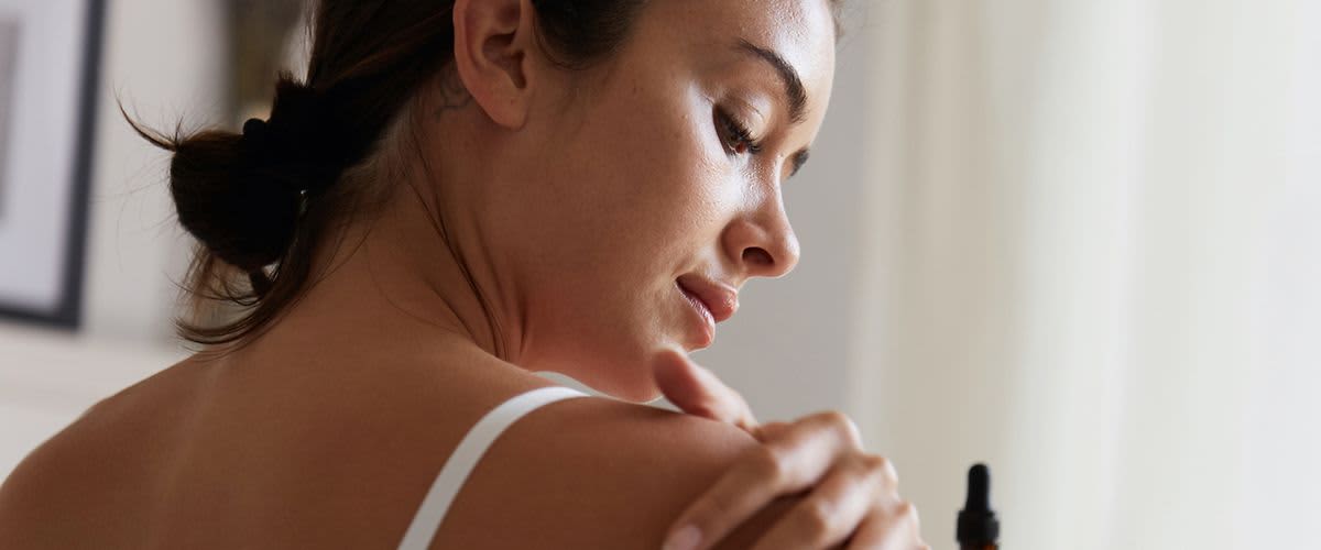 žena sa natiera telovým mliekom