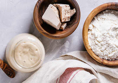 Fermentované potraviny - jogurt, kefír, kvasnice.
