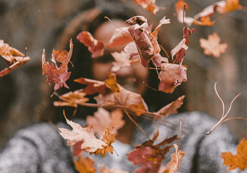 Jesenná nálada, listy, radosť.