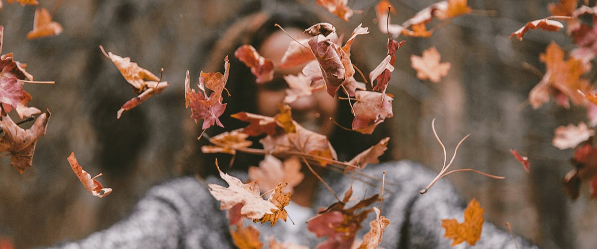 Jesenná nálada, listy, radosť.