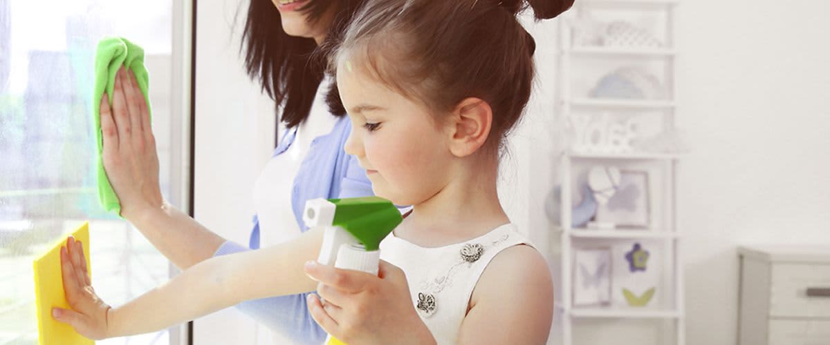 Mama s dcérou upratujú domácnosť.