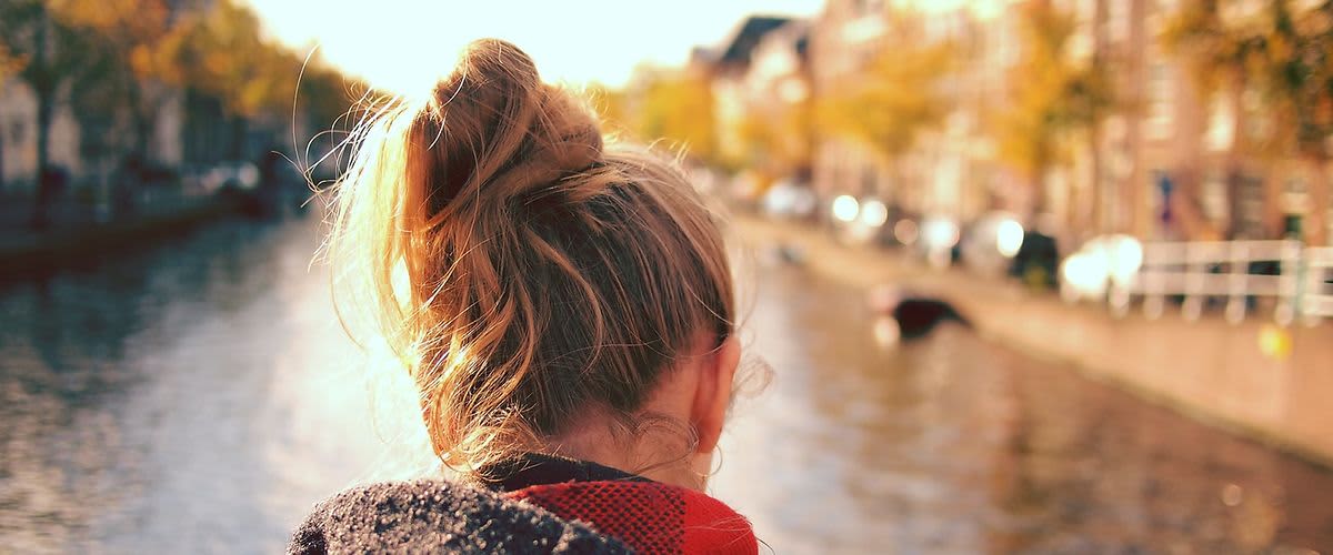 žena s účesom v jesennom lístí