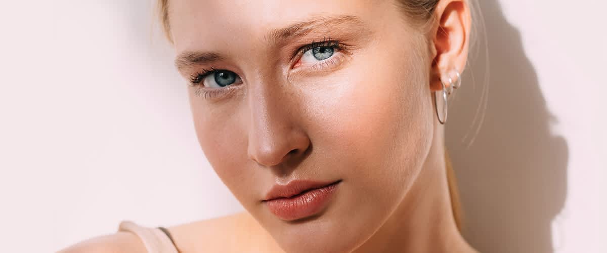 Žena s červeným rúžom na perách.