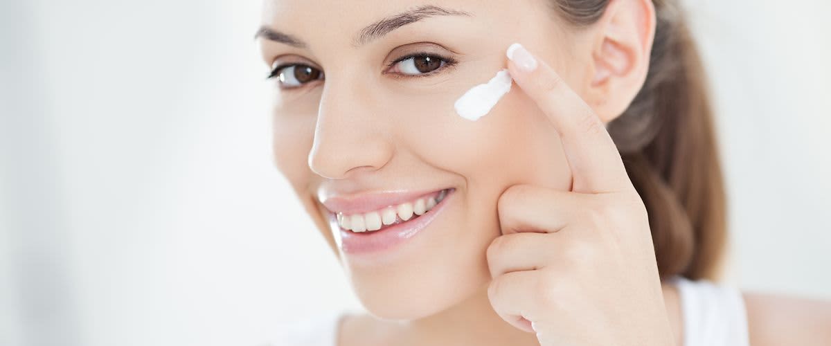 žena s krémom na tvári