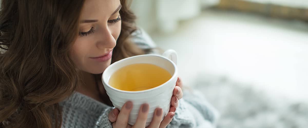 Žena so šálkou čaju.