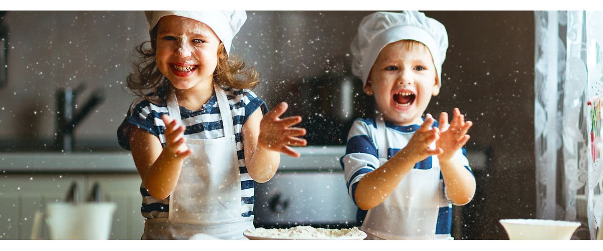 deti pečú sušienky