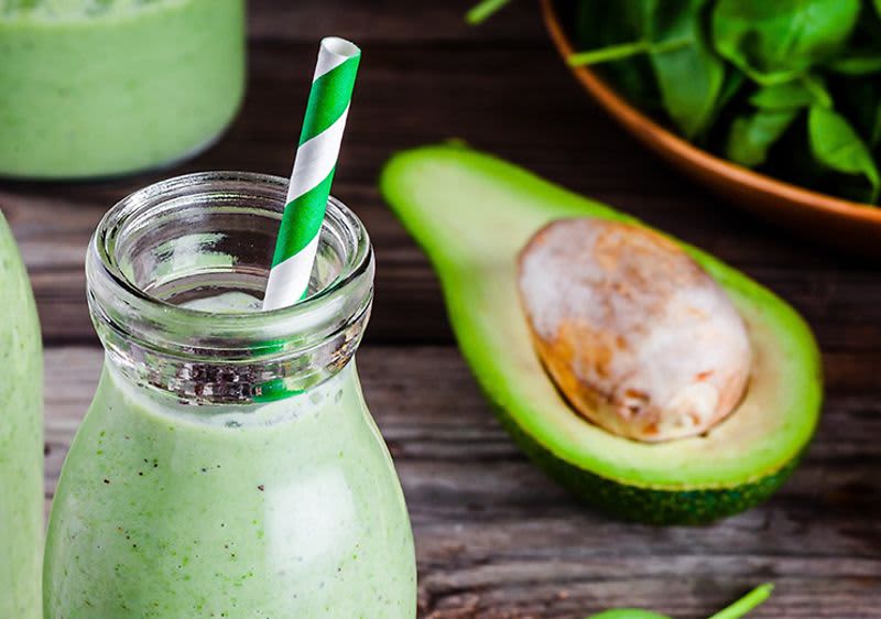 Čerstvo pripravené smoothie a avokádo