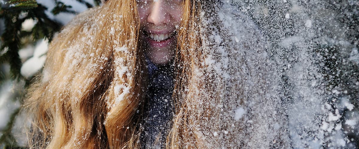 žena s dlhými vlasmi v snehu