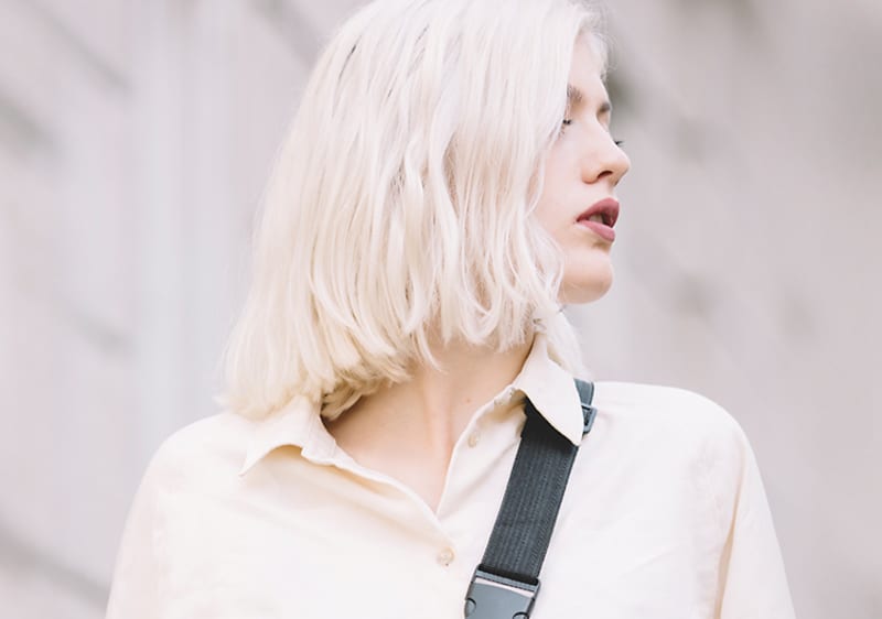 žena s blond vlasmi