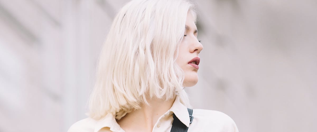 žena s blond vlasmi