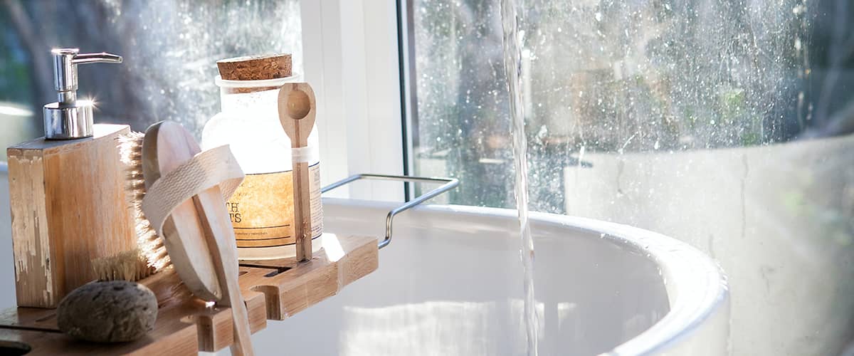 Drevená kefa a skenené nádoby v kúpeľni.