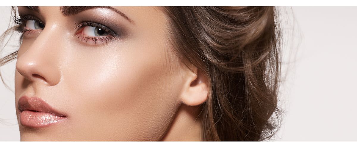 žena s rozžiarenou pleťou