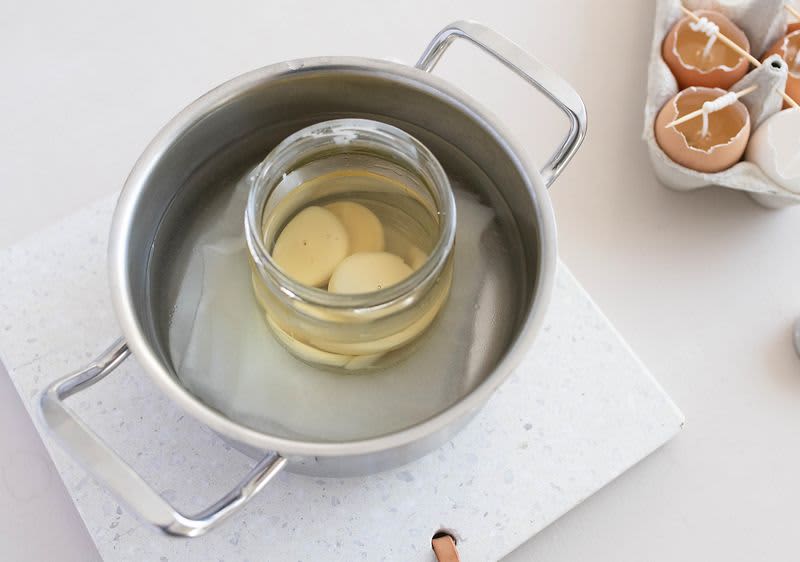 Roztápanie sviečok vo vodnom kúpeli.