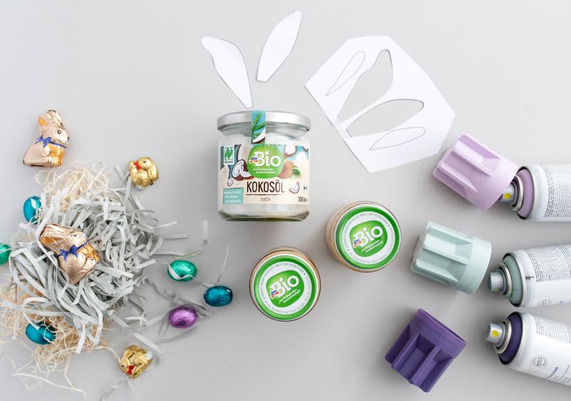 poháriky, farebný sprej, čokoládové veľkonočné sladkosti