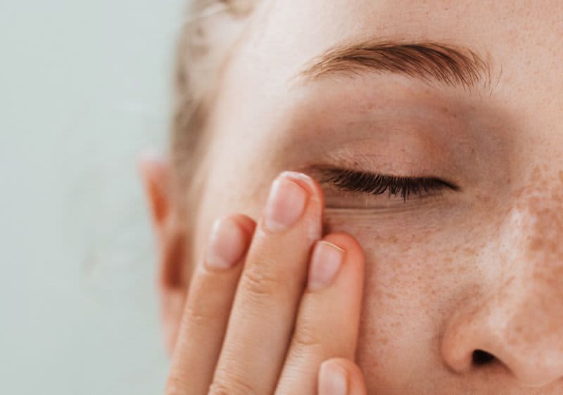 Žena so zatvorenými očami.