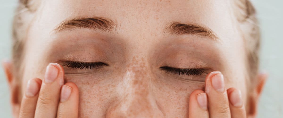 Žena so zatvorenými očami.