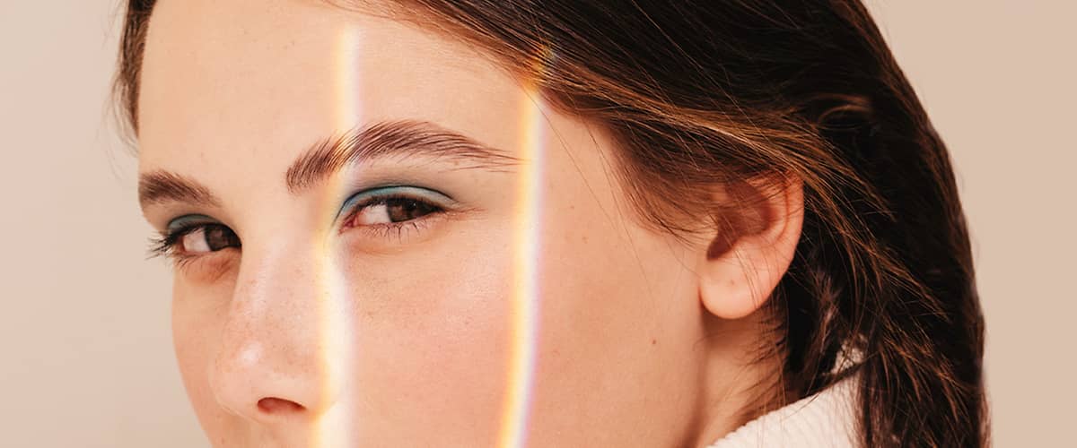 žena s pekne upraveným obočím