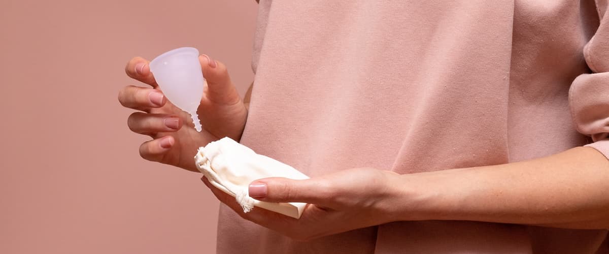 žena s menštruačným kalíškom